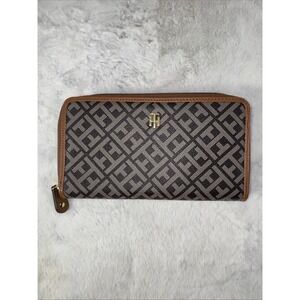 Tommy Hilfiger Monogram Jacquard Zip Wallet
